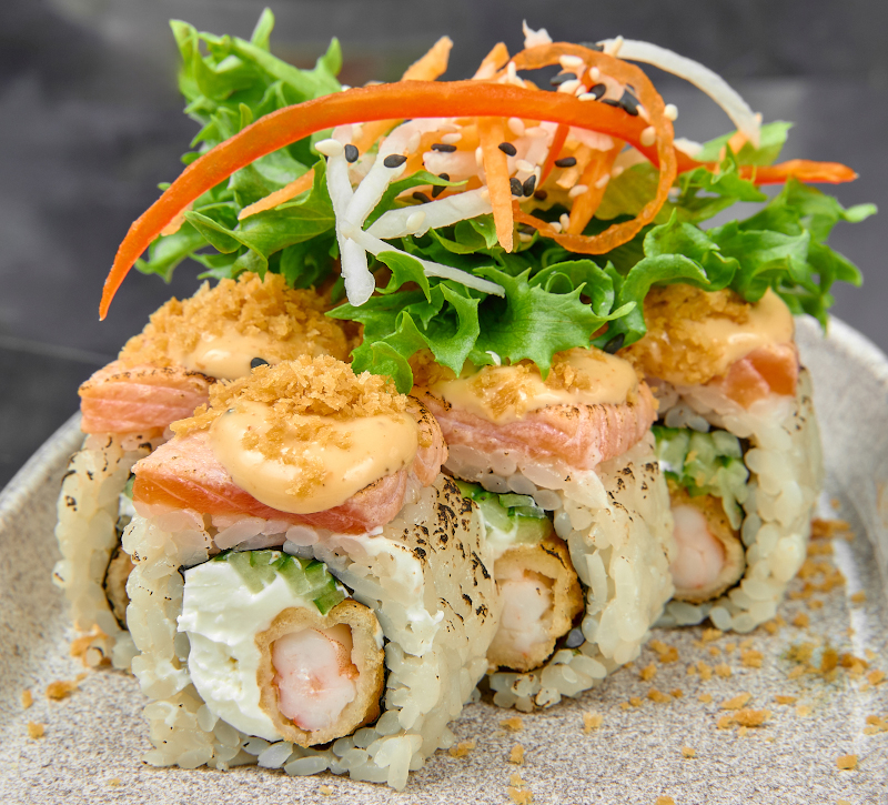 Внутри темпурная креветка, сверху опаленный лосось и пад-тай Сыр творожный