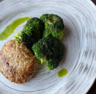 Котлетка с индейкой и брокколи