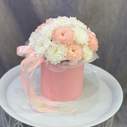 Букет из белых и розовых хризантем в коробке (к2048)