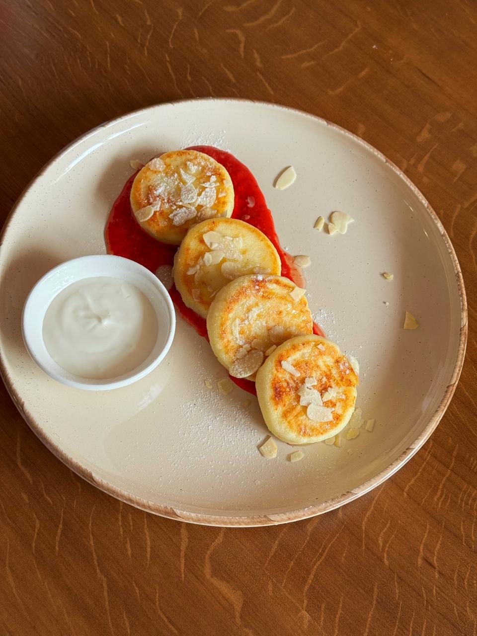 Сырники на рисовой муке с ягодным соусом 