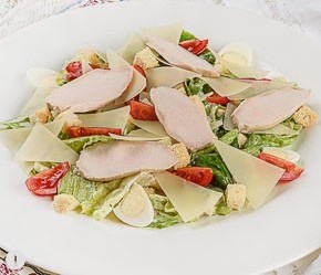 Салат Цезарь с курицей
