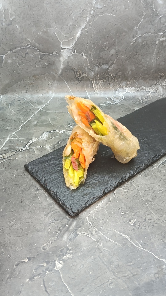 Жареный спринг ролл с курицей