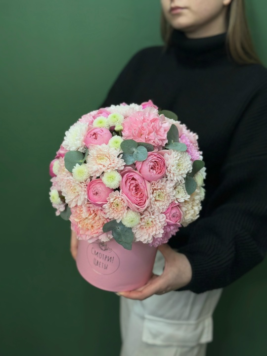 Хризантема алтай, кустовые розы и диантусы в коробке