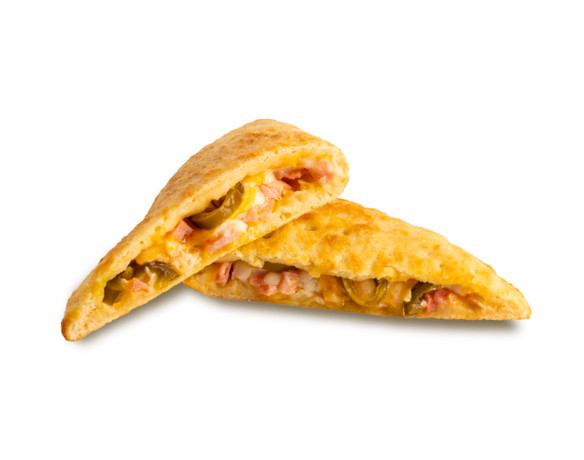 Кальзоне с беконом и халапеньо