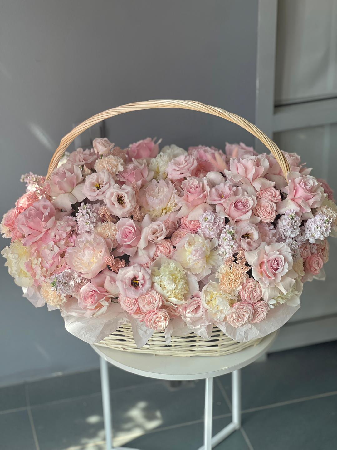 Wow-корзина с розами, гортензиями, эустомой и пионами