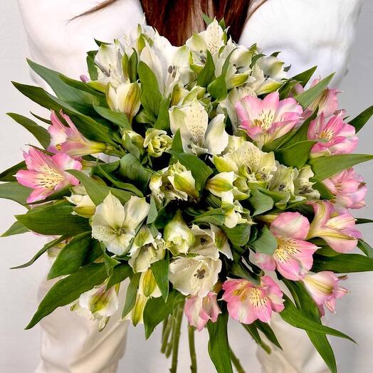 Букет «Розовая мечта» из 11 альстромерий под ленту
