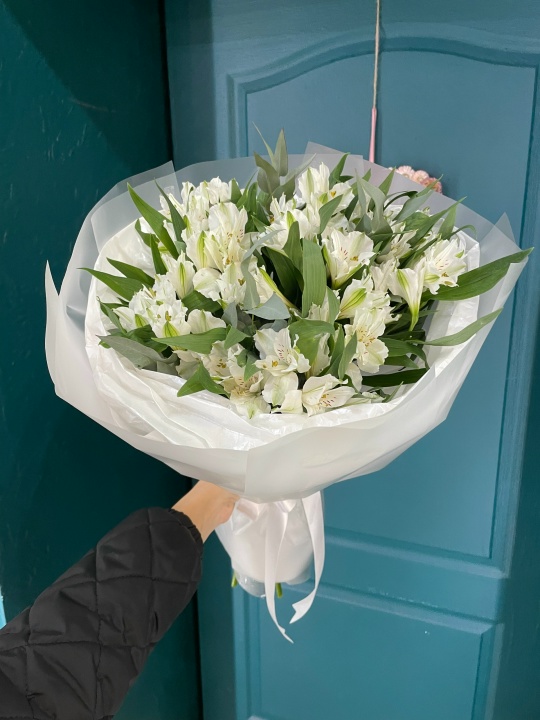 Букет белых альстромерий с эвкалиптом