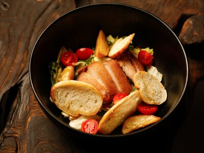 Салат с бедром куриным и трюфельным айоли