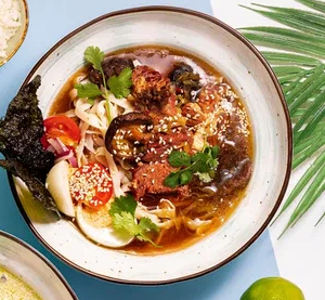 Рамен с говядиной и яйцом