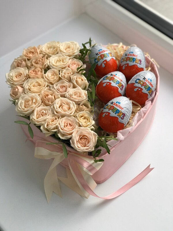 Коробка с цветами и киндерами 2