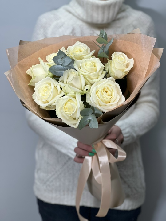 Букет из белых роз с эвкалиптом