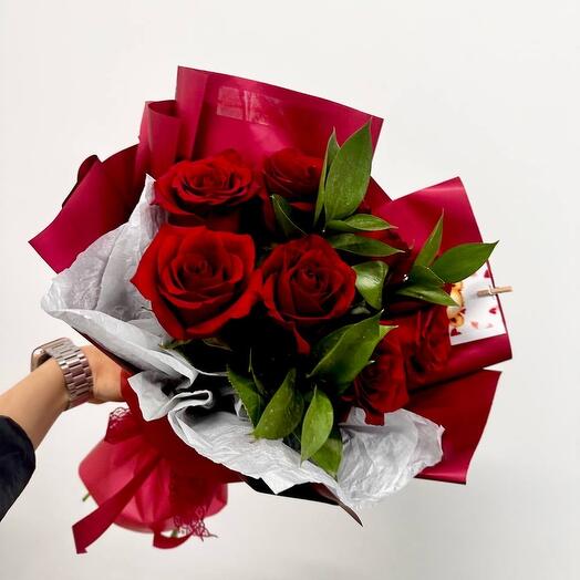 Букет «Розочка» из премиальных эквадорских роз и рускуса