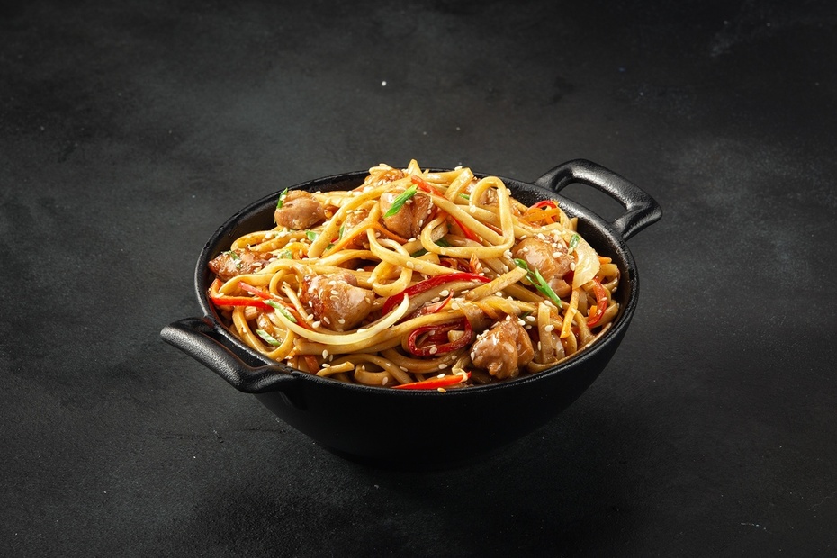Лапша WOK с курицей в сладкой чили соусе