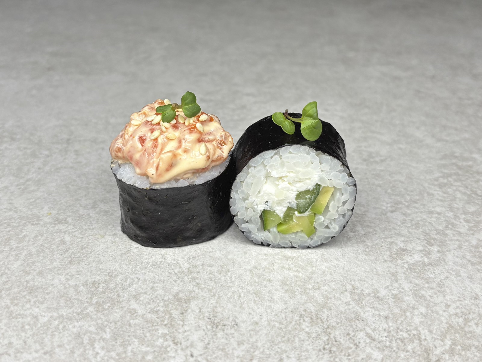 Ролл с лососем тартар