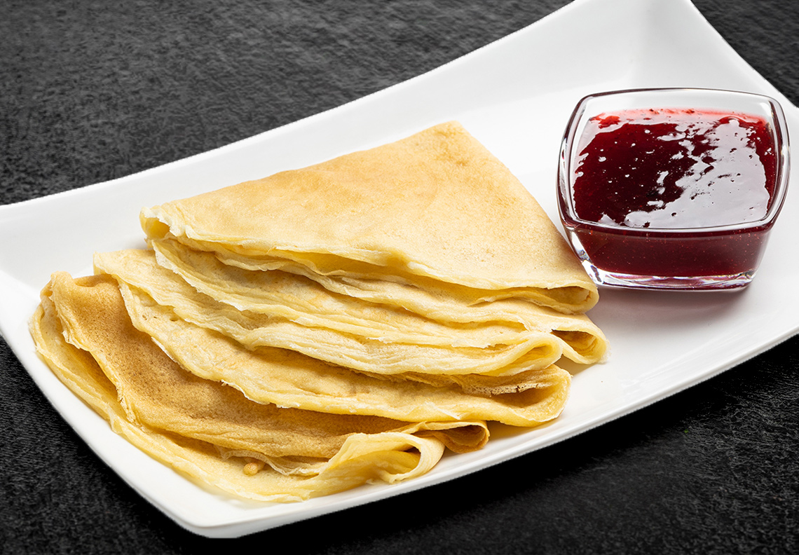 Блины с брусничным джемом