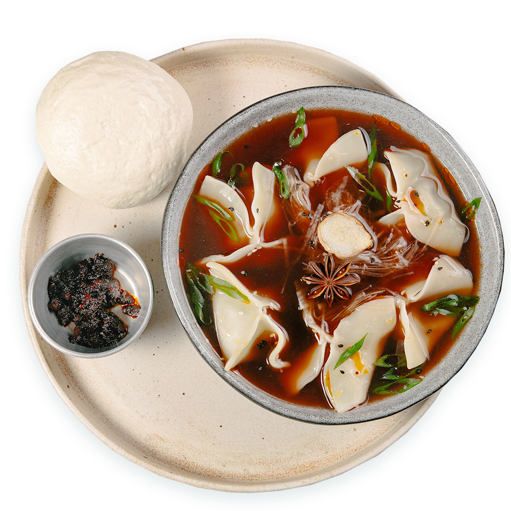 Китайский суп с Вантонами и булочкой Бао