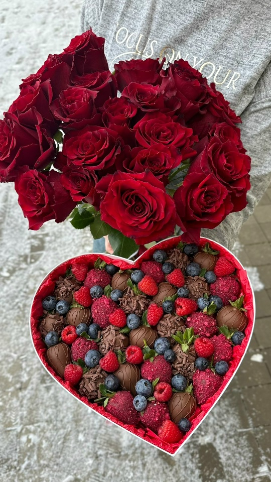 Красные розы и клубника в шоколаде