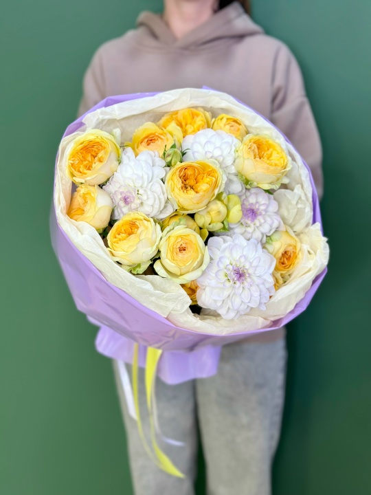 Букет с пионовидныии желтыми кустовыми розами и георгинами