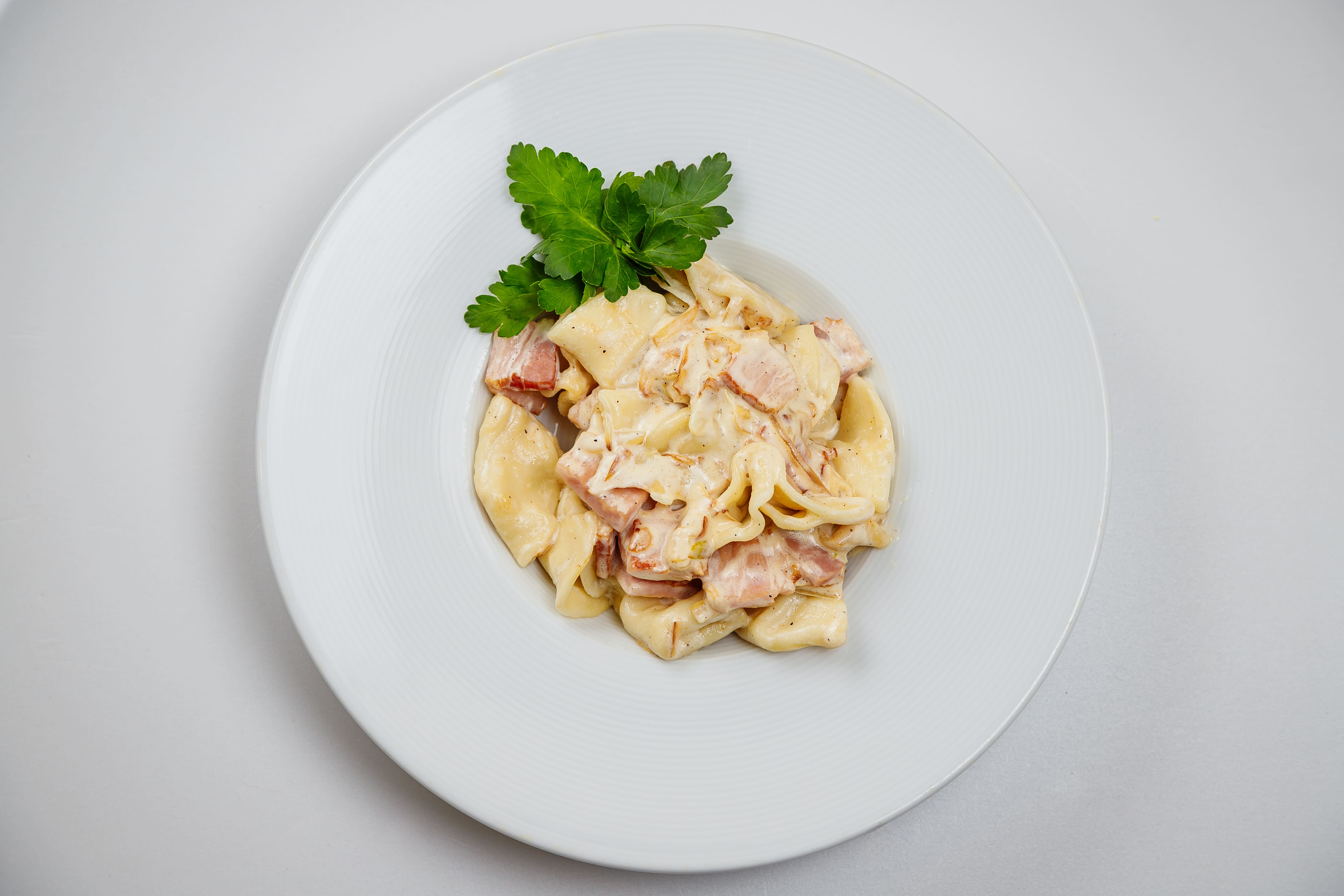 Галушка с грудинкой в сливочном соусе