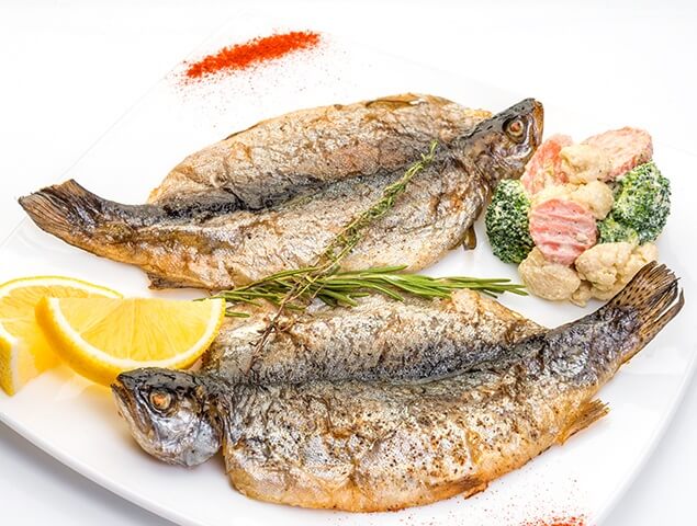 Форель, жареная с овощами