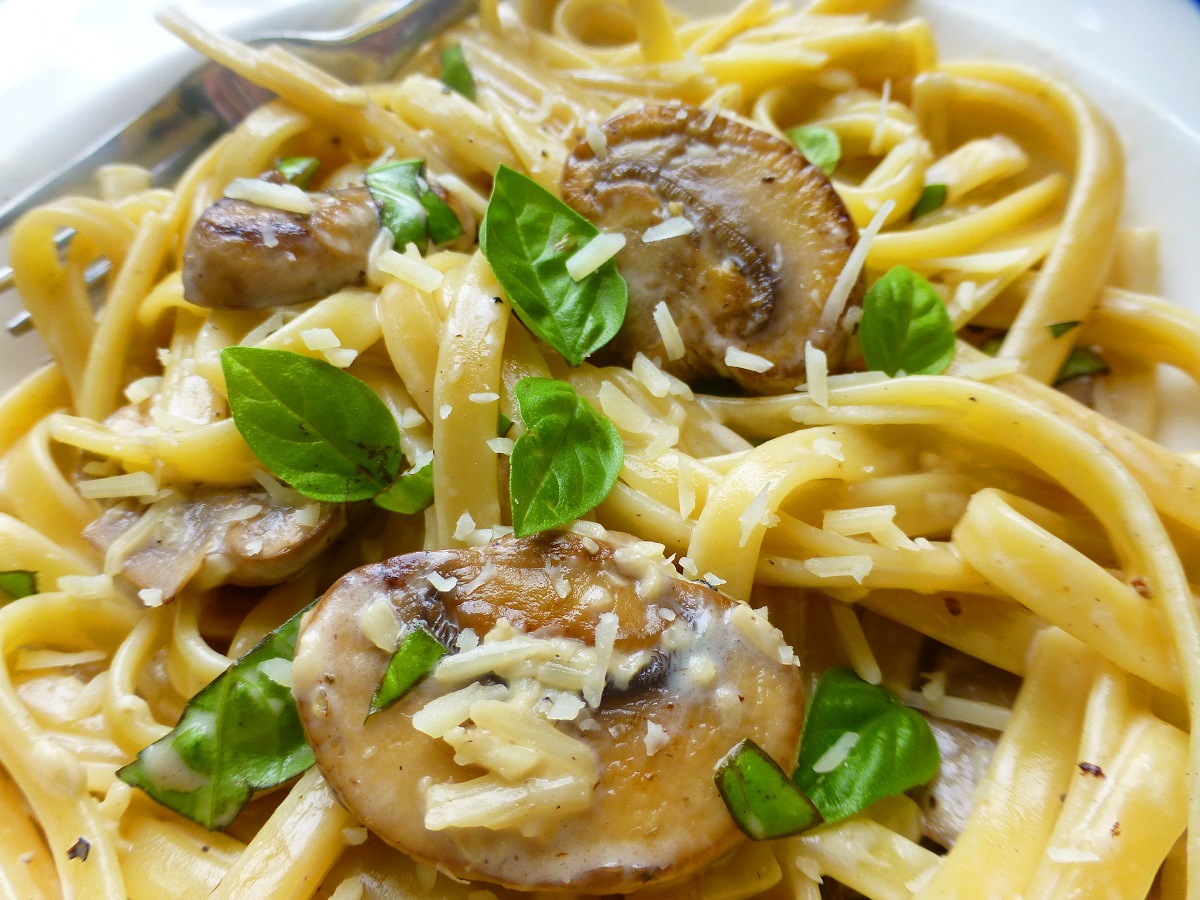 Паста с курицей и грибами