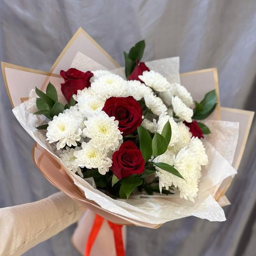 Букет цветов: розы, хризантемы, зелень (б0078)