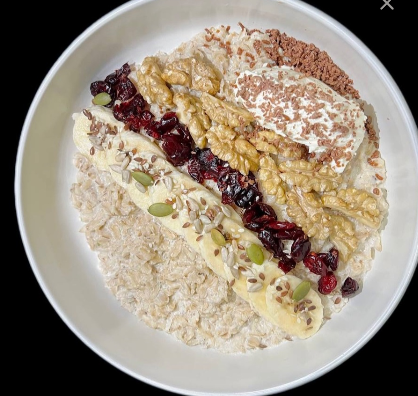 Овсяная каша с бананом, грецким орехом и клюквой