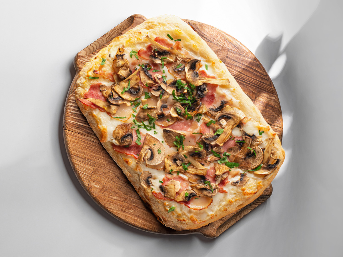 Пицца с грибами и беконом с трюфельным маслом