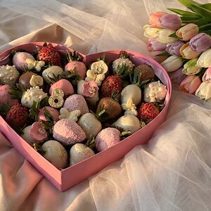 Клубника в шоколаде коробочка "Сердце" на 25 ягод