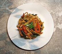 Пшеничная лапша с овощами