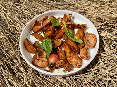 Поджарка мясная с картофелем и грибами в соусе барбекю