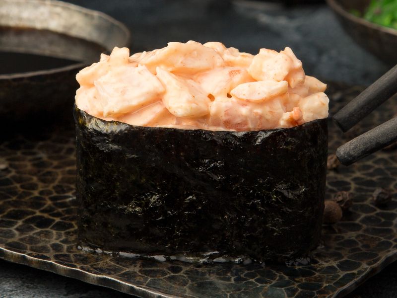 Гункан с креветкой (острый)