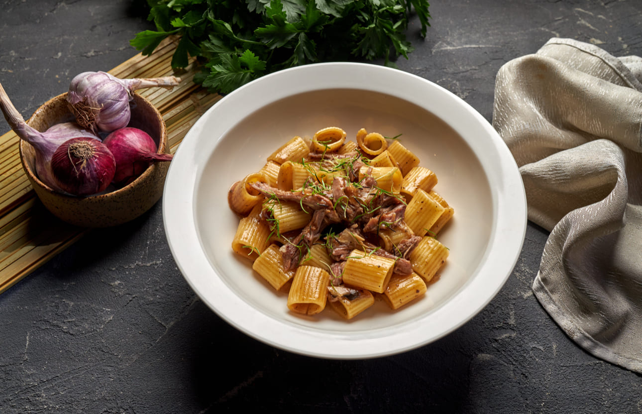 Ригатони с говядиной в соусе демиглас
