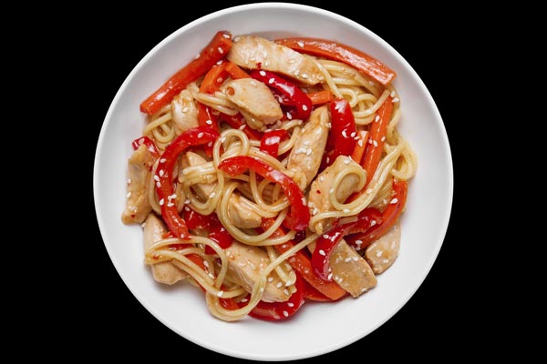 Рамэн с курицей, обжаренный с овощами