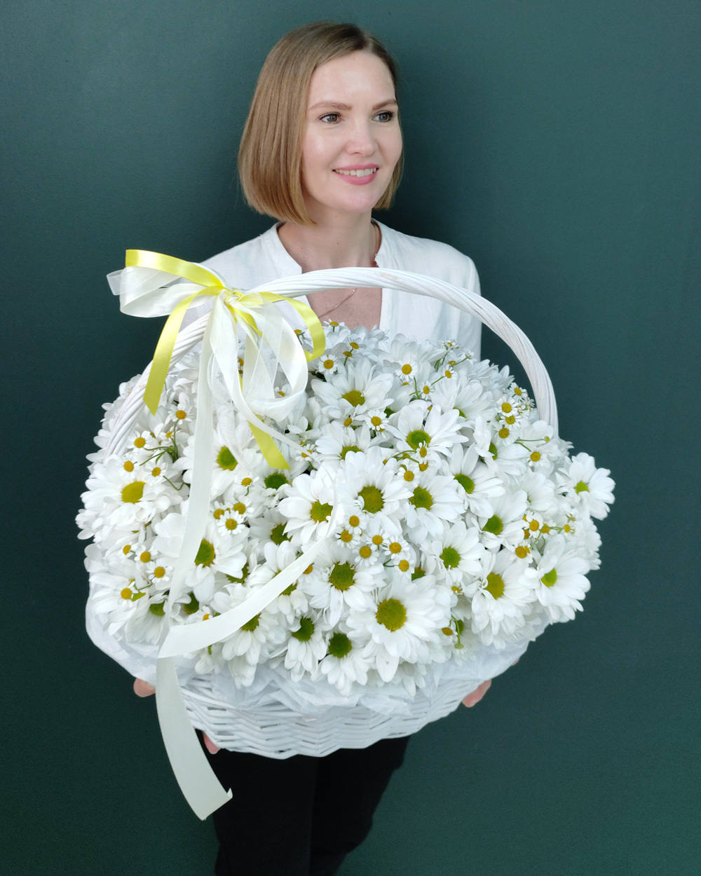 Пышная корзина ромашек
