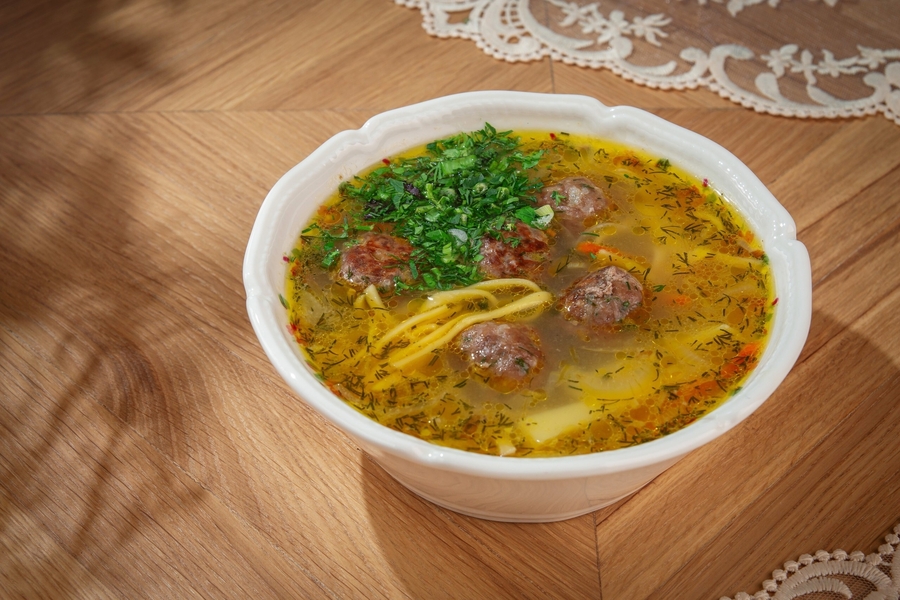 Крепкий куриный суп с мясными фрикадельками