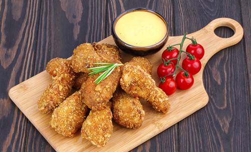 Крылышки в кляре большая порция c соусом
