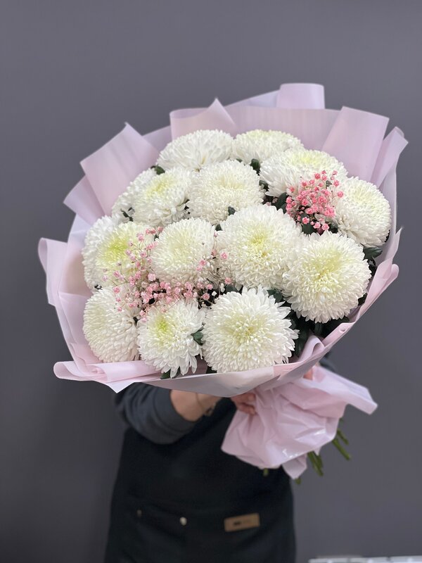 Букет из 13 одноголовых хризантем в стильной упаковке