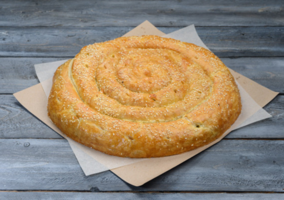 Улитка из слоеного теста с сыром и шпинатом