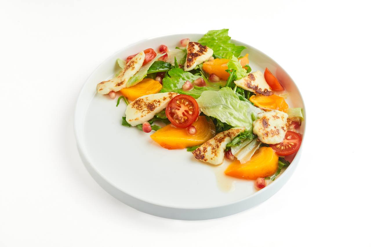 Салат с сыром халуми