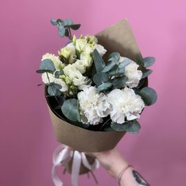 Эустома с диантусами и эвкалиптом