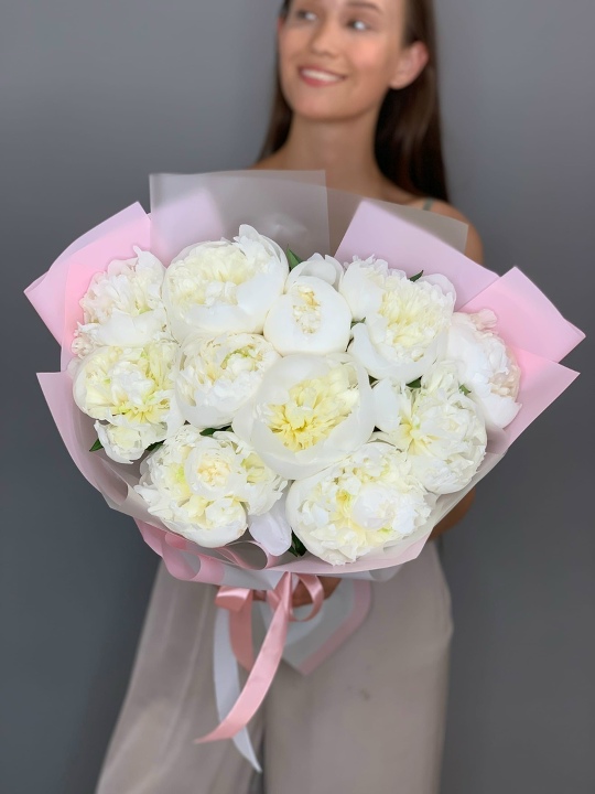 11 белых пионов