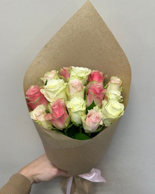 Букет из кенийских розовых и белых роз