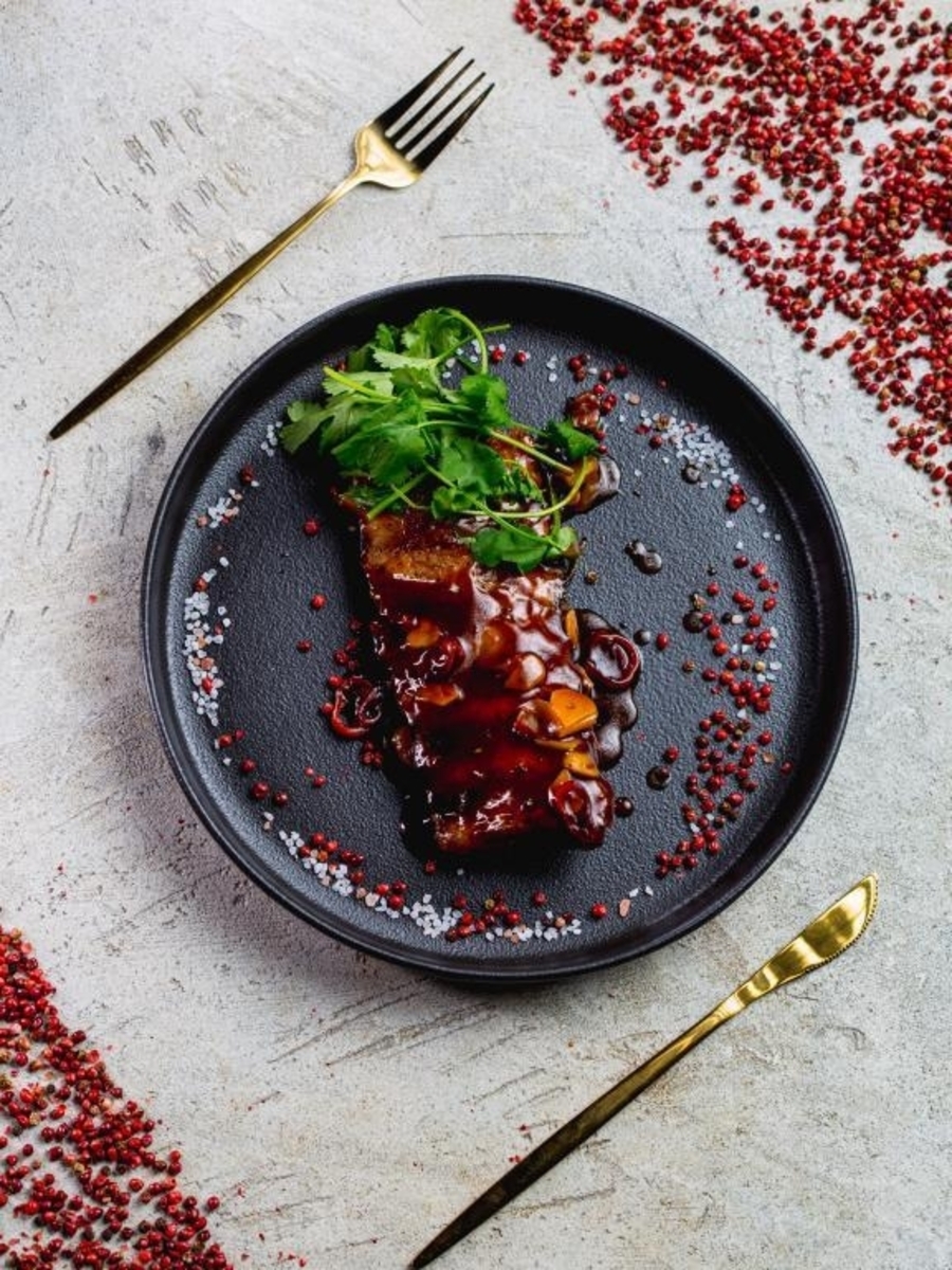 *Свиное ребро чили с соусом Пад тай