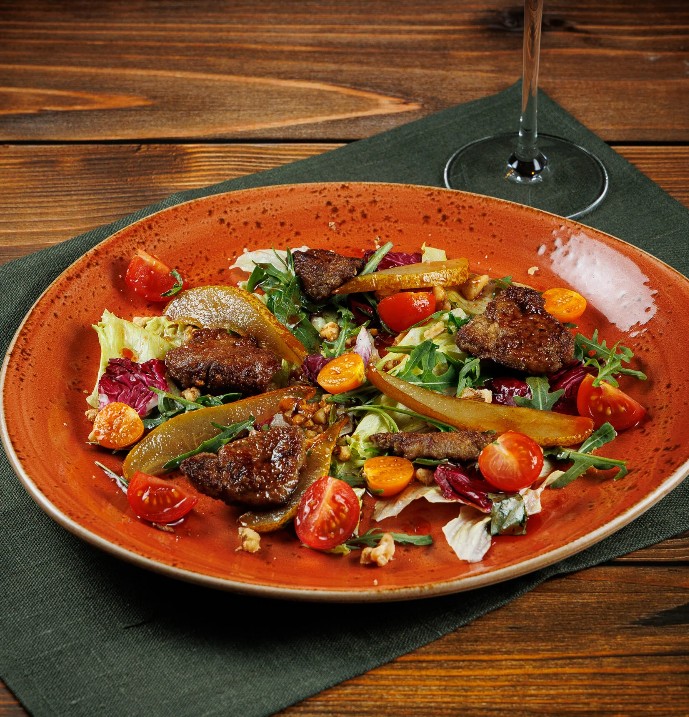 Салат с телячьей печенью и маринованной грушей с малиновым соусом