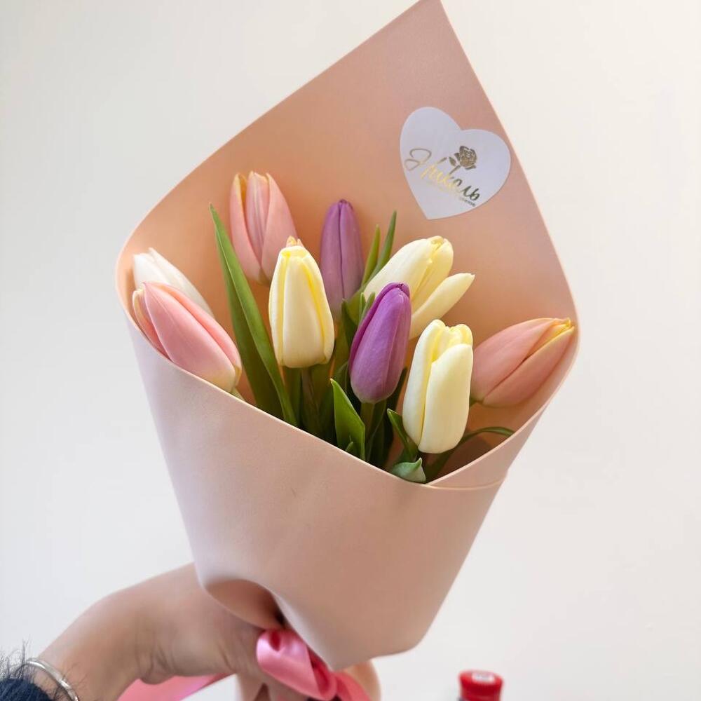 Букет из 9 разноцветных тюльпанов