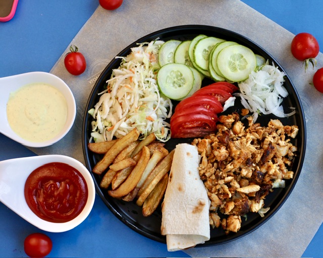 Шаурма на тарелке Куриная