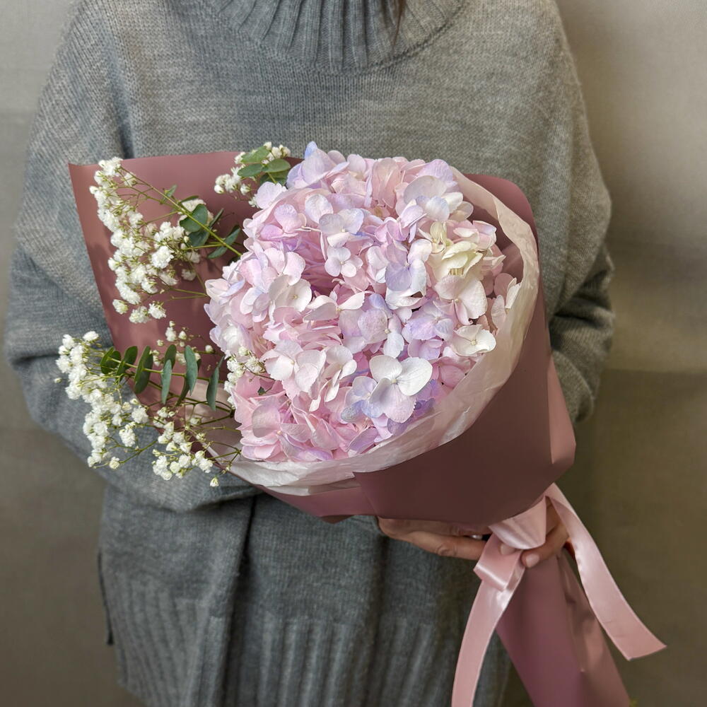 Букет комплимент из радужной гортензии и гипсофилы