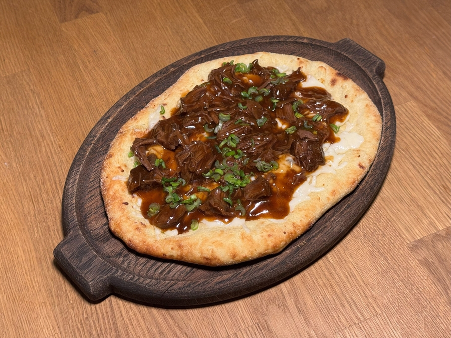 Лепешка с говяжьими щечками