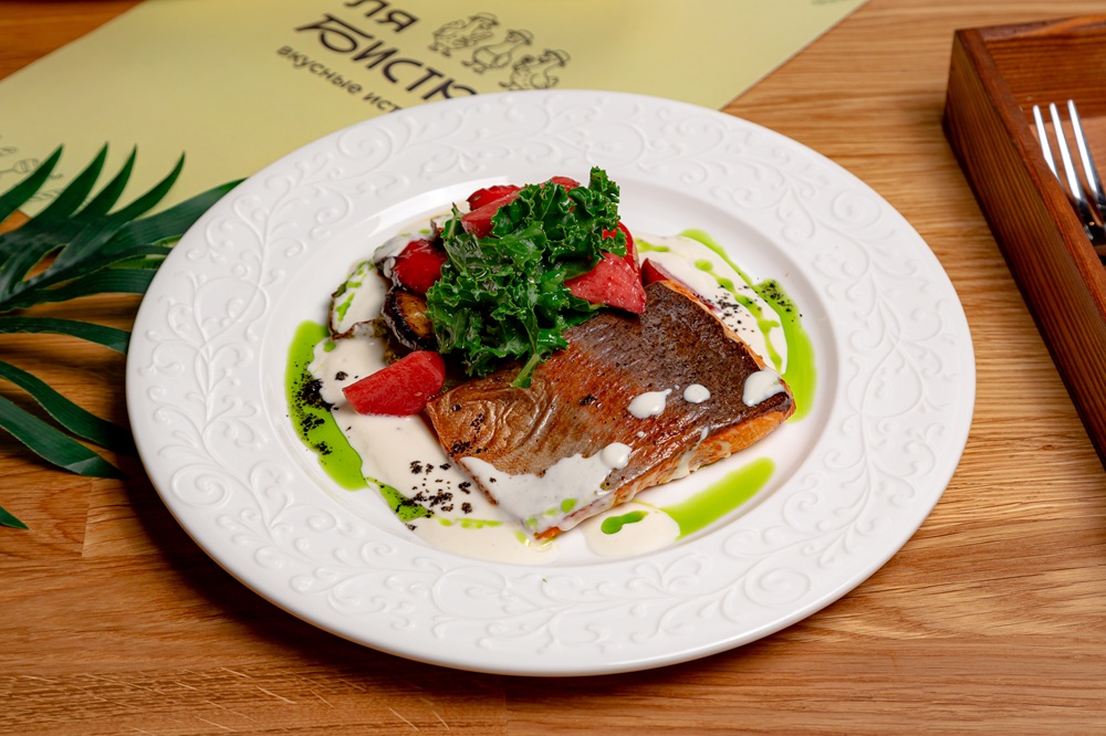 Стейк из форели с запечёнными овощами